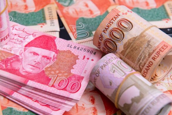 Afghanistan’s Central Bank to Soon Ban the Use of Pakistani Currency